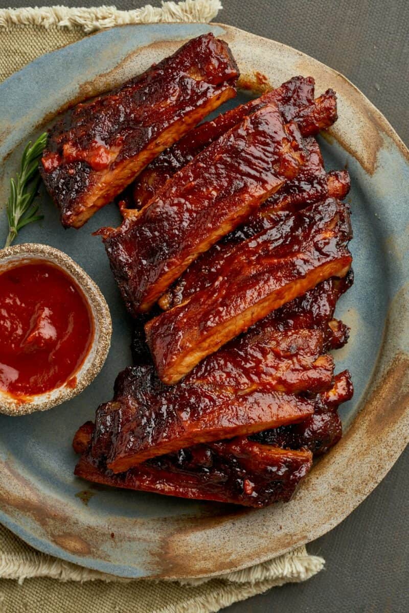 Alimentation céto, côtes de porc épicées au barbecue. Viande de porc rôtie au vinaigre. Cuisine asiatique, coréenne. Cuisine lente