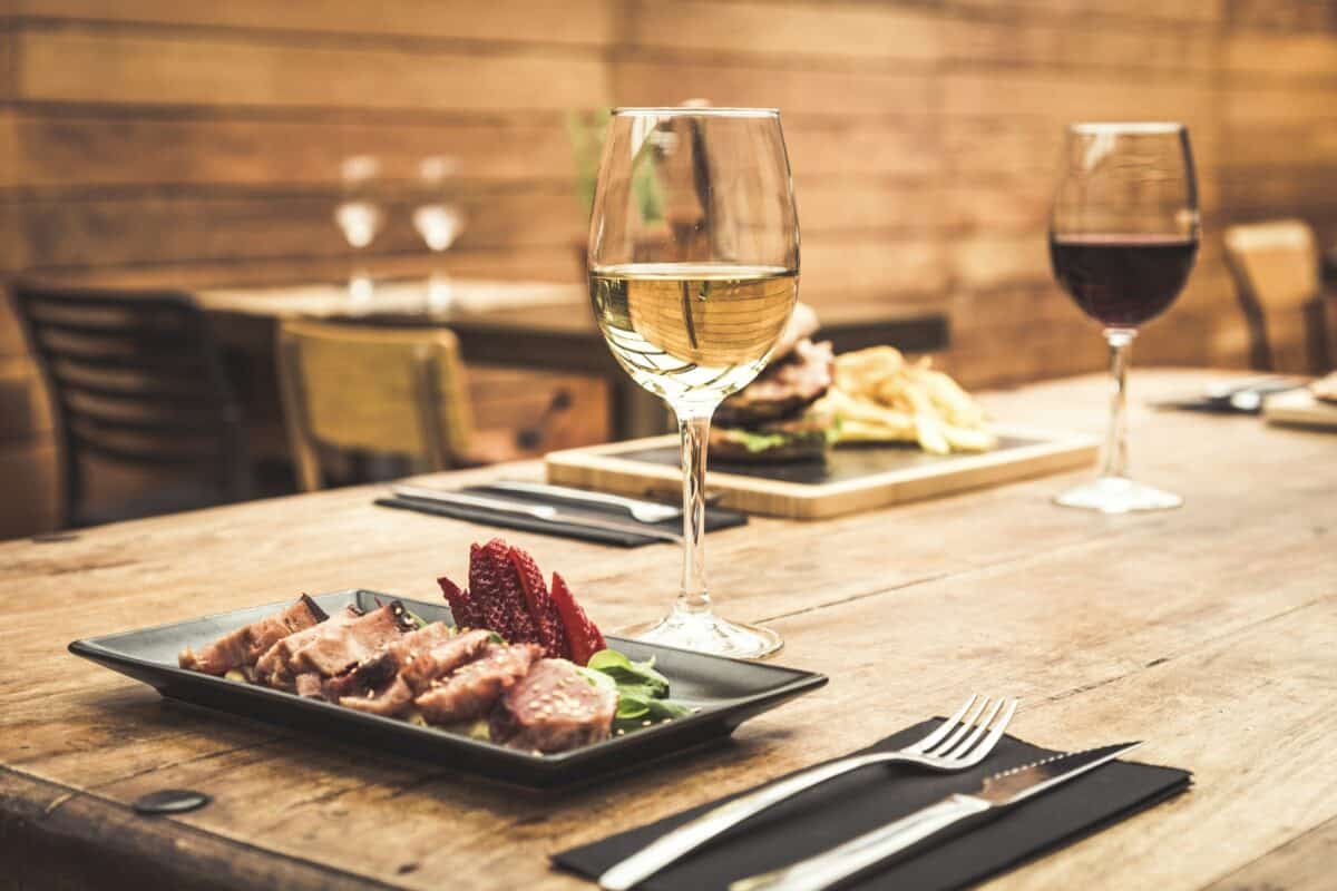 Ambiance de restaurant traditionnel avec en arrière-plan un tataki de thon et un hamburger avec des frites