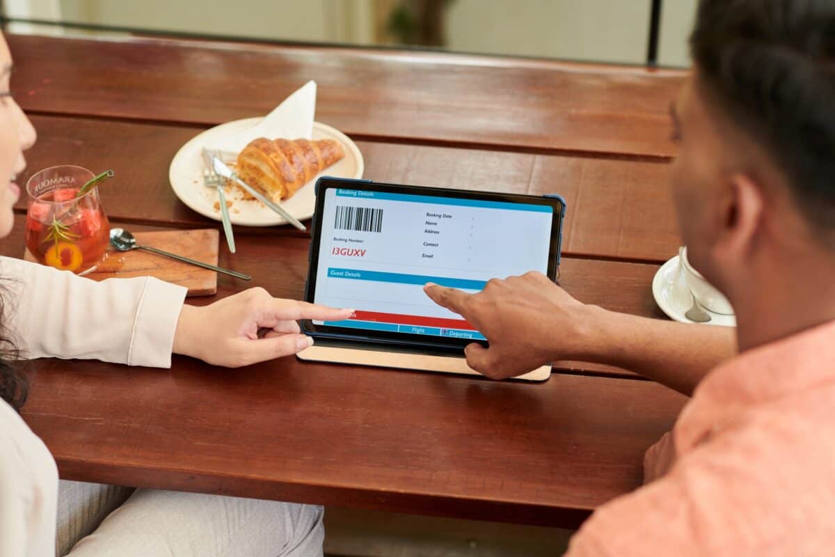 Amis achetant des billets en ligne