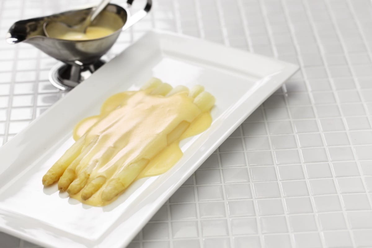 Asperges blanches à la sauce hollandaise