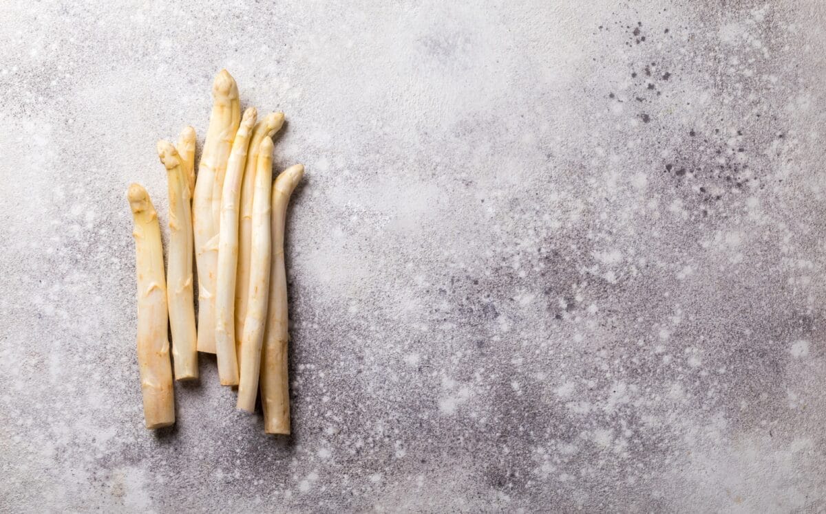 Asperges fraîches et blanches sur fond gris. Concept d'alimentation saine.