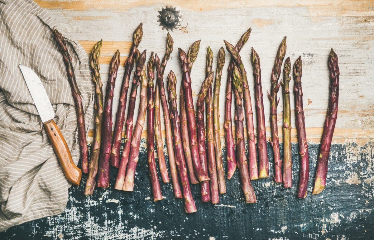 Asperges violettes crues et non cuites