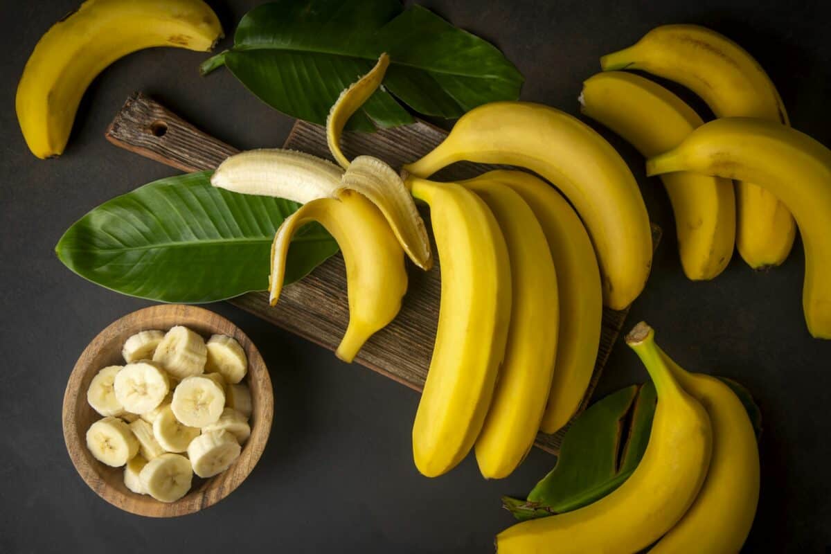 Bananes biologiques crues prêtes à être consommées