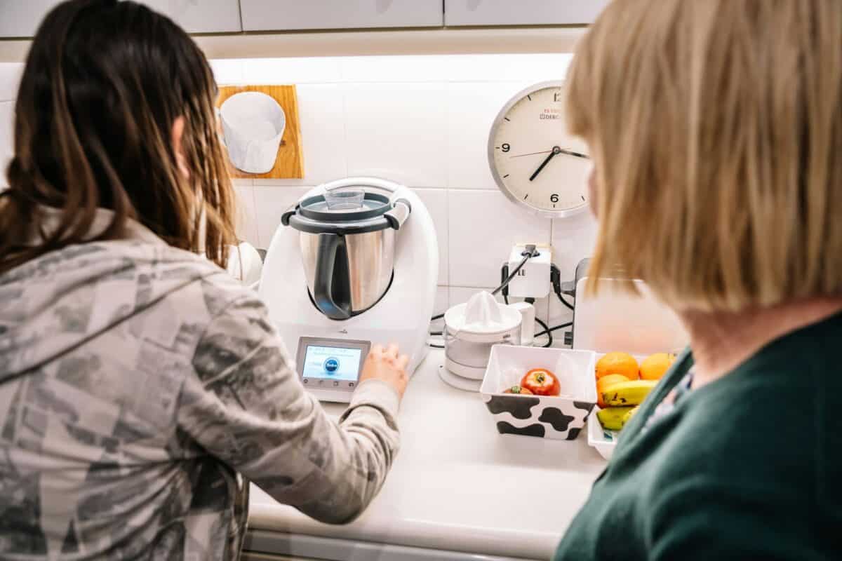 Barcelone, Espagne, 15 janvier 2021 : Deux femmes utilisant le thermomix à la maison