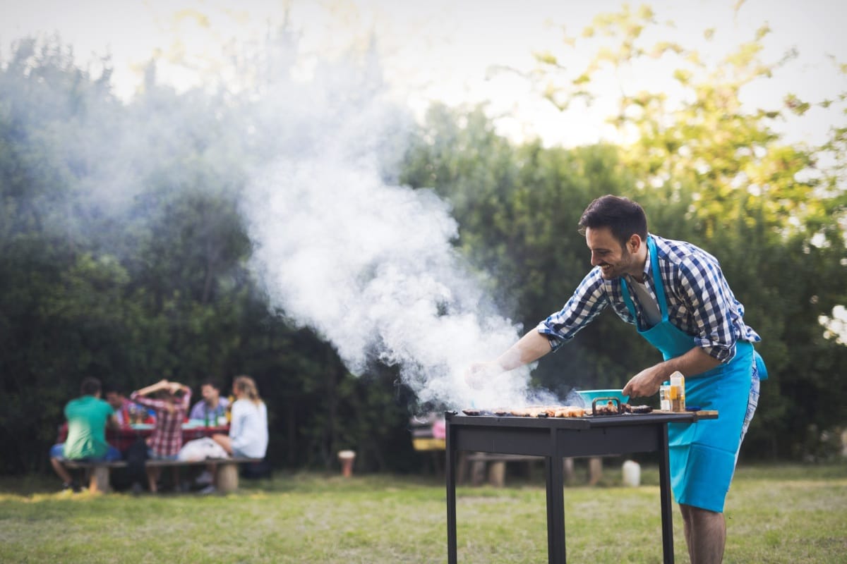 Bel homme préparant un barbecue