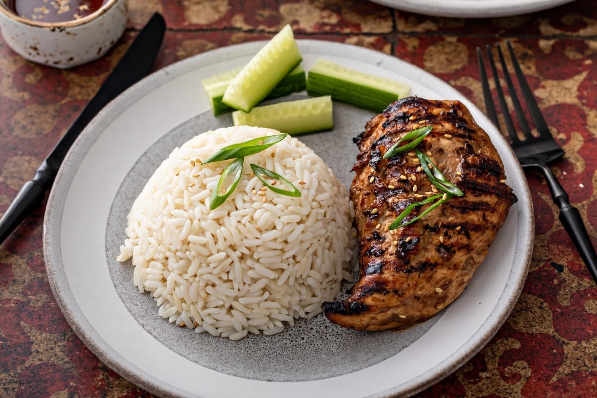 Blanc de poulet avec riz et concombre frais