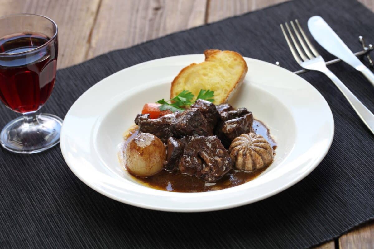bœuf bourguignon, viande de bœuf cuite au vin rouge