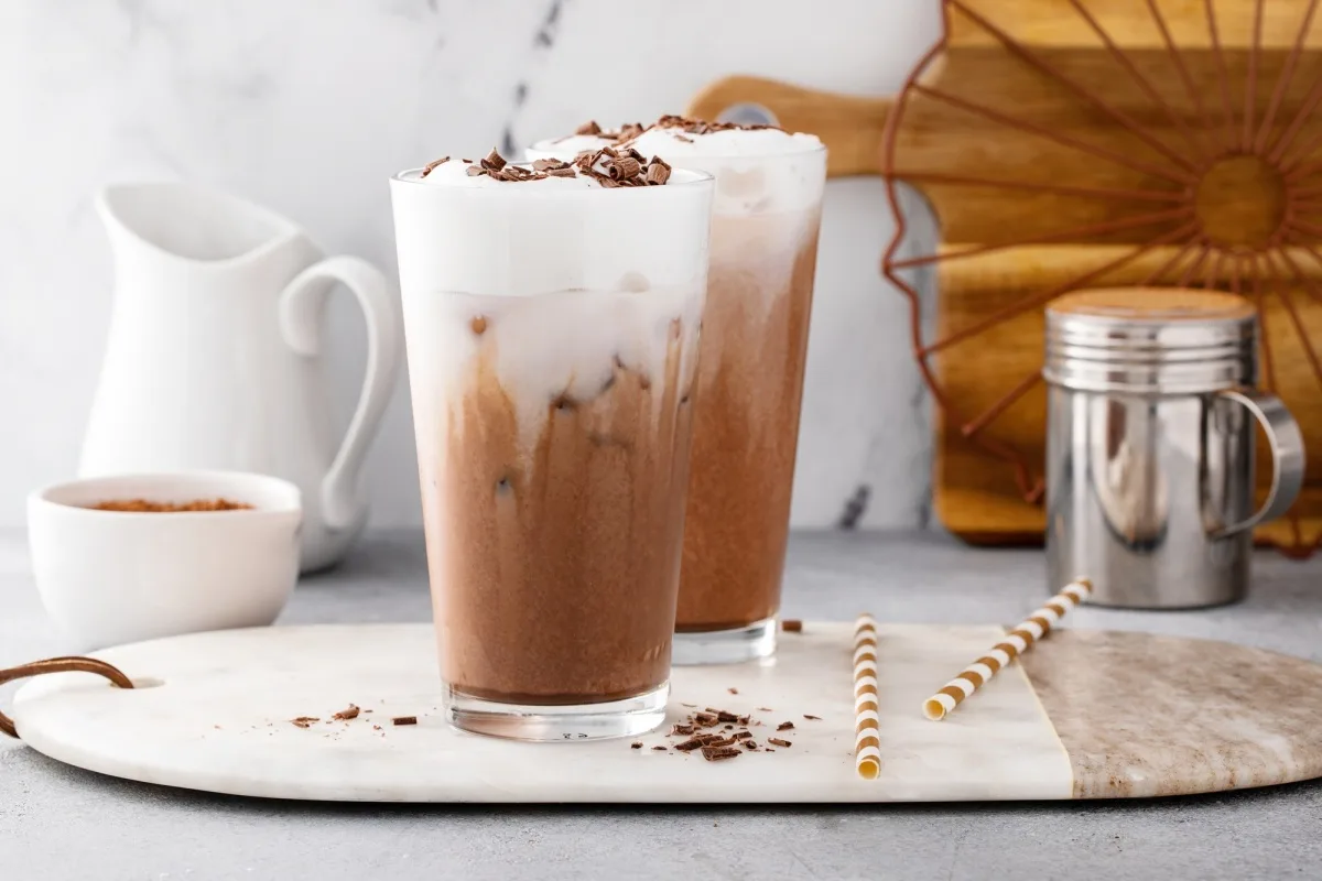 Boisson chocolatée froide ou glacée avec de la mousse de lait, boisson rafraîchissante