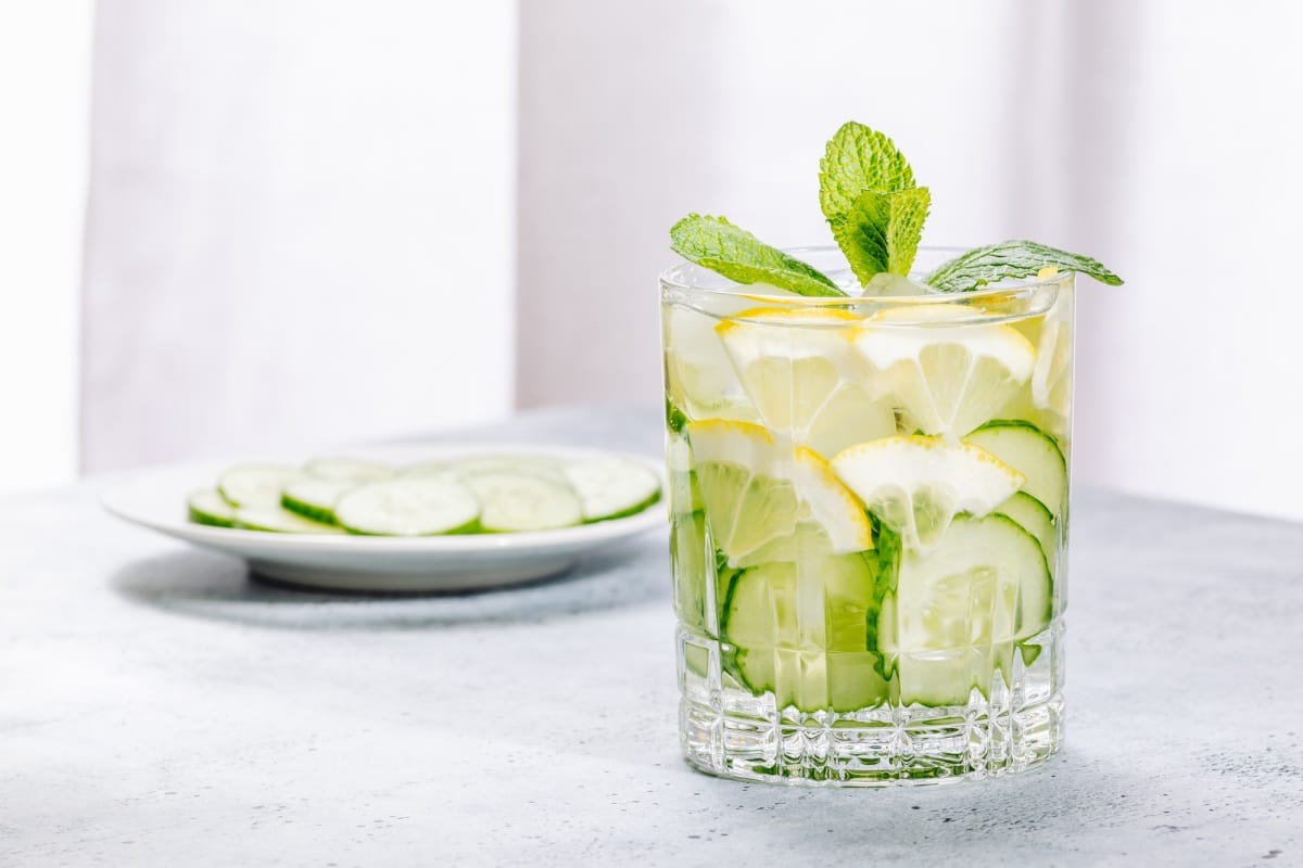 Boisson d'été froide et rafraîchissante à base de concombres, de citrons et de menthe fraîche