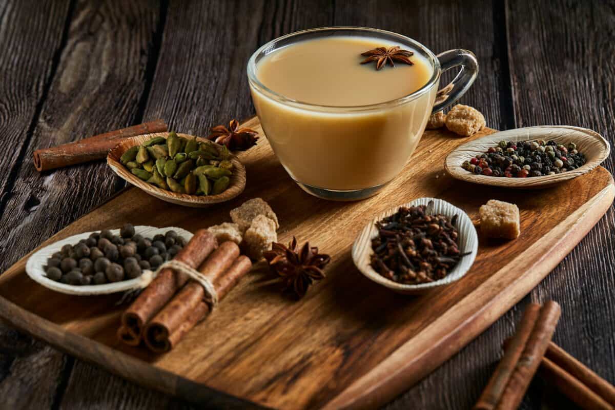Boisson indienne traditionnelle - thé masala aux épices. Cannelle, cardamome, anis, sucre, clous de girofle.