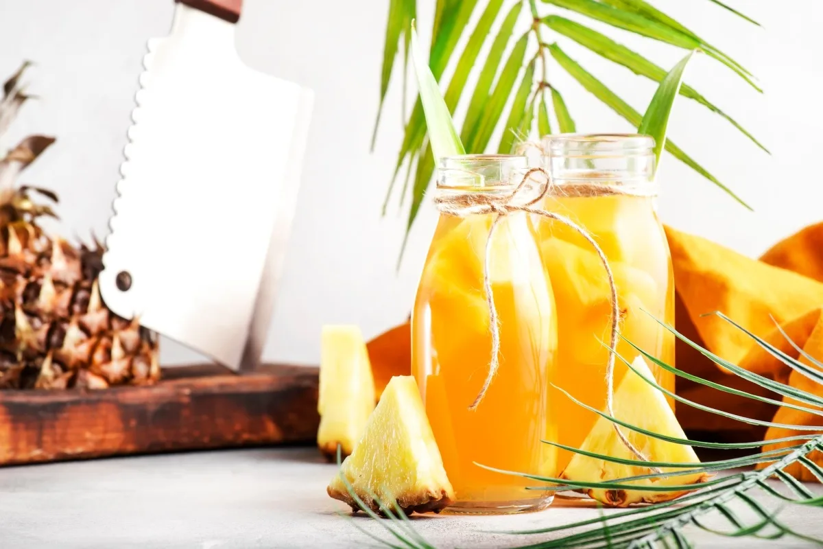 Boisson kombucha fermentée à l'ananas Tepache. Boisson probiotique maison.