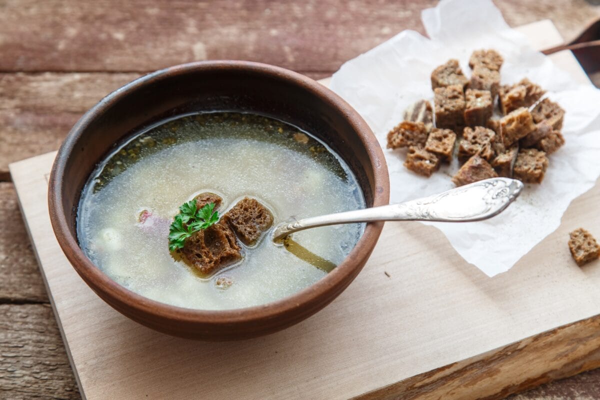 Soupe avec croûtons à l'aïl