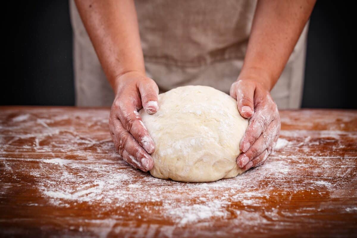 Boulanger façonnant la pâte à pain
