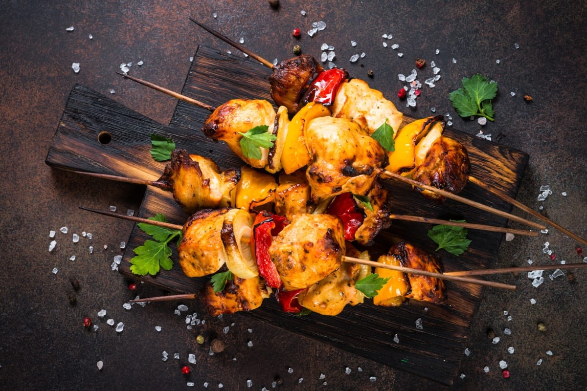 Brochette de poulet aux légumes vue de dessus