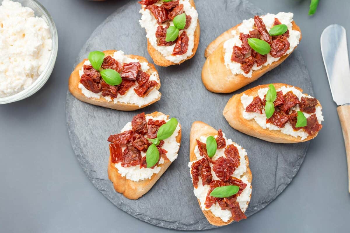Bruschetta avec tomates séchées au soleil, feta et fromage philadelphia a