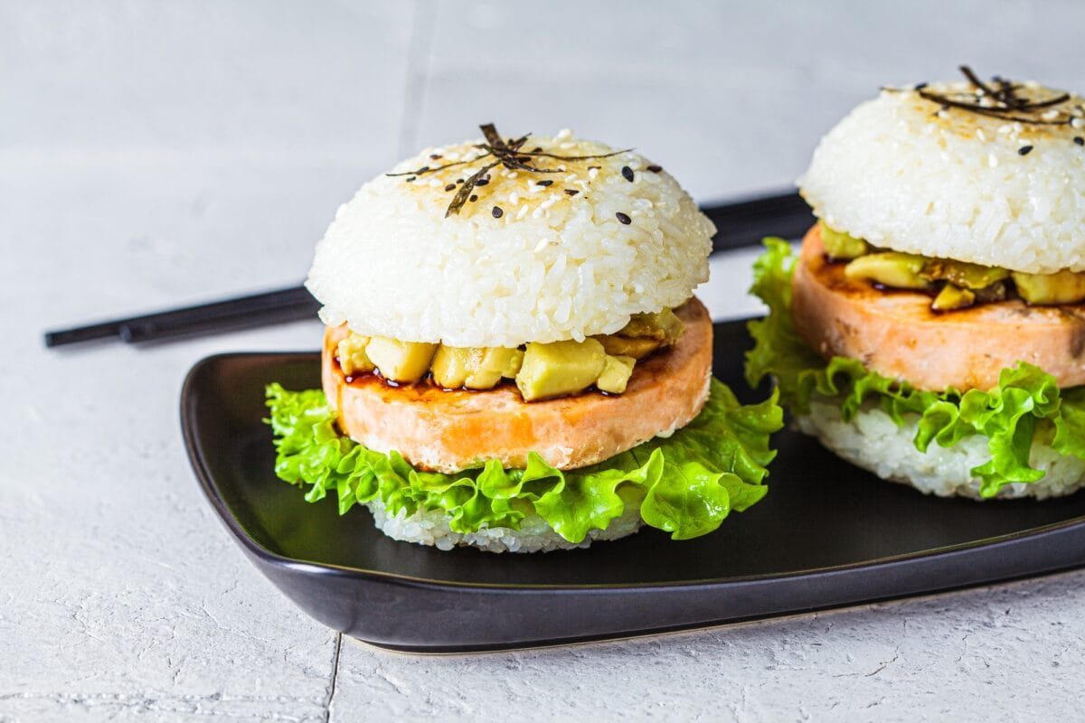 Burger de riz avec escalope de saumon, avocat et sauce soja,
