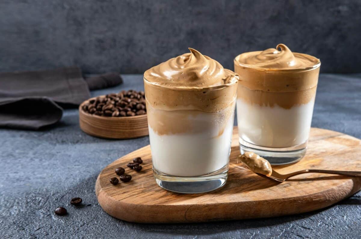 Café Dalgona, boisson glacée de tendance crémeuse et fouettée avec de la mousse de café et du lait.