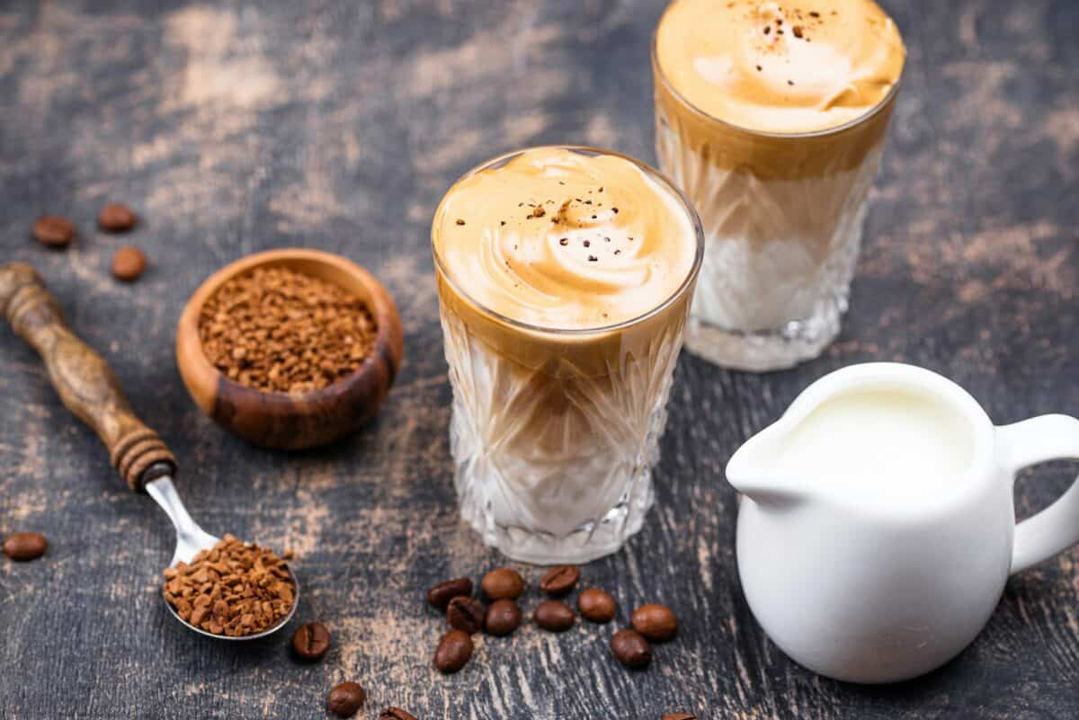 Café fouetté Dalgona avec du lait