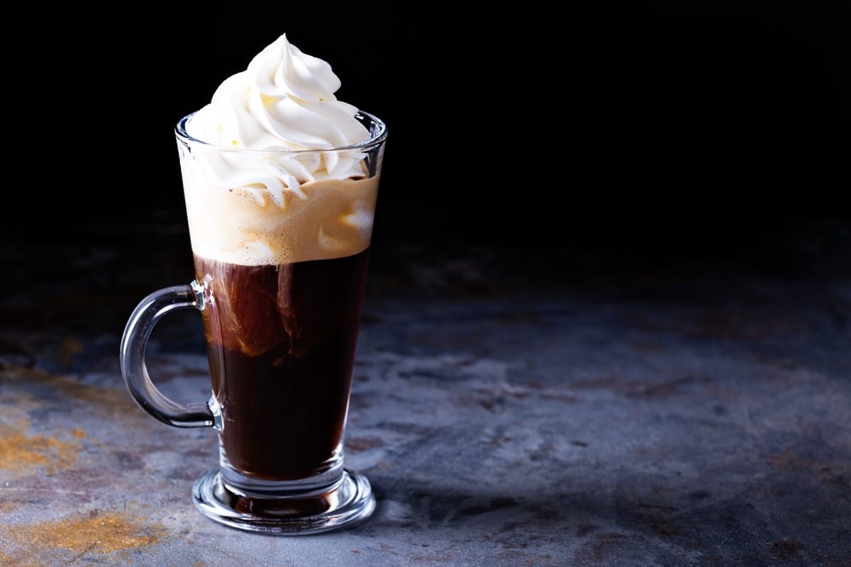 Café viennois chaud avec crème fouettée