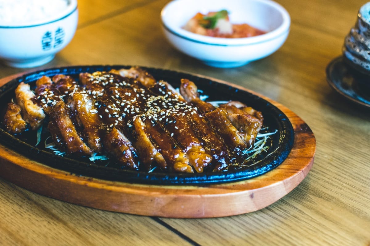 Canard coréen croustillant à la sauce au miel et au sésame