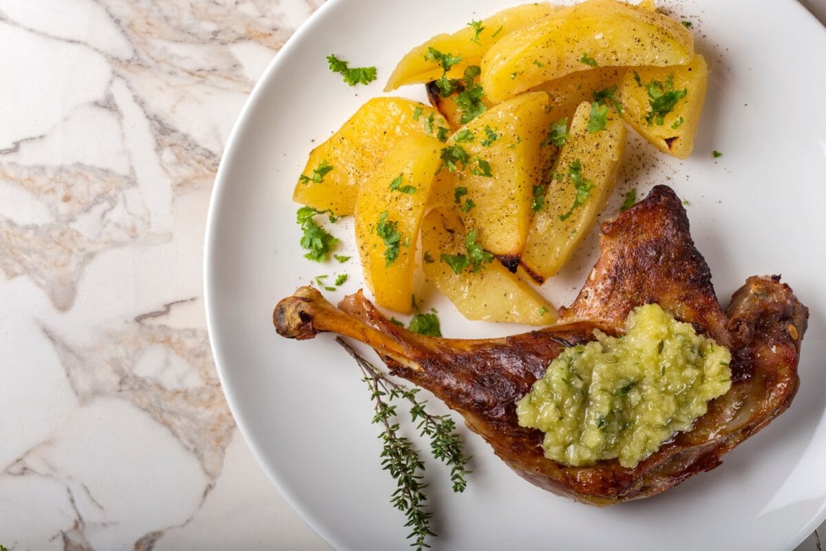 Canard rôti avec pommes de terre dorées