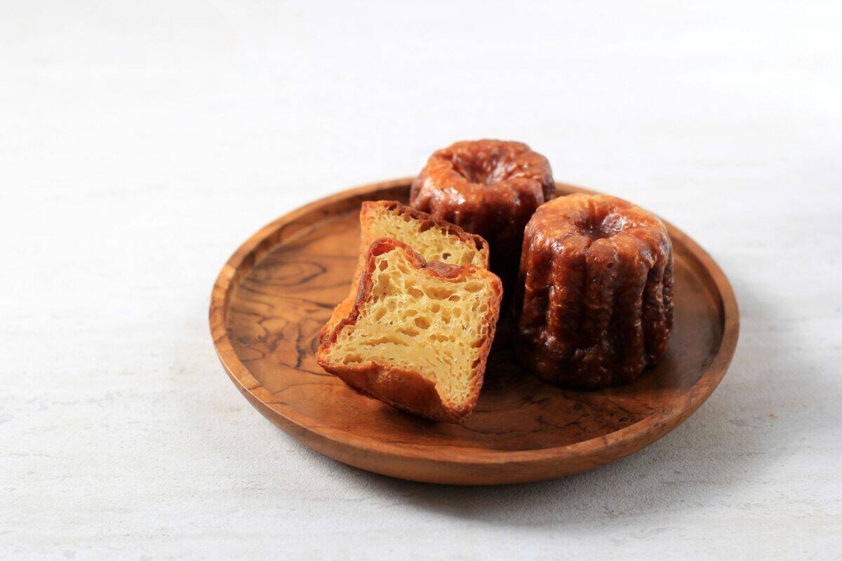 Canele ou Cannele, pâtisserie française de Bordeaux. Parfums de rhum et de vanille