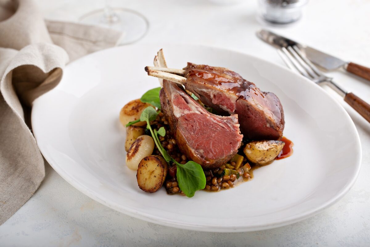 Carré d'agneau rôti