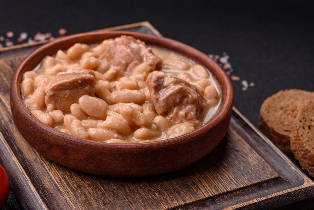 Cassoulet aux haricots blancs, viande et saucisses, légumes, sel et épices