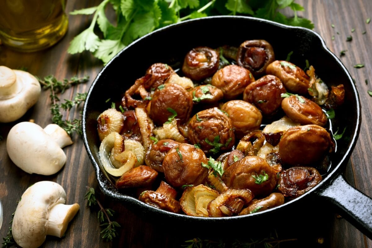 Champignons frits dans une poêle à frire