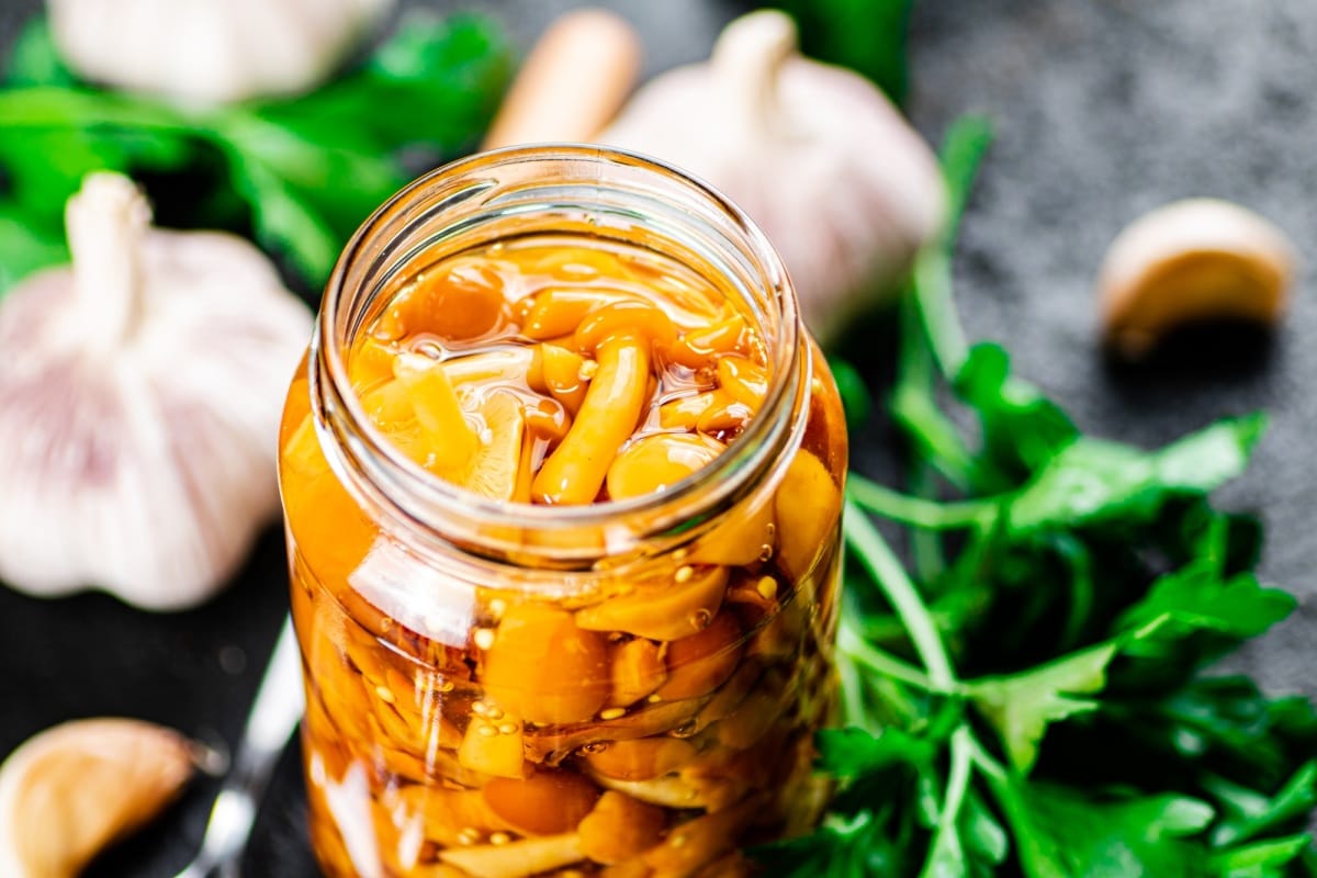 Champignons marinés dans une verrine avec du persil et de l'ail.