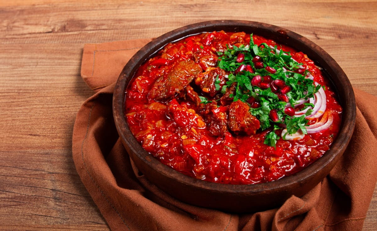 Chashushuli, un plat traditionnel géorgien, épicé, de la viande en ragoût avec des tomates et des épices, fait maison,