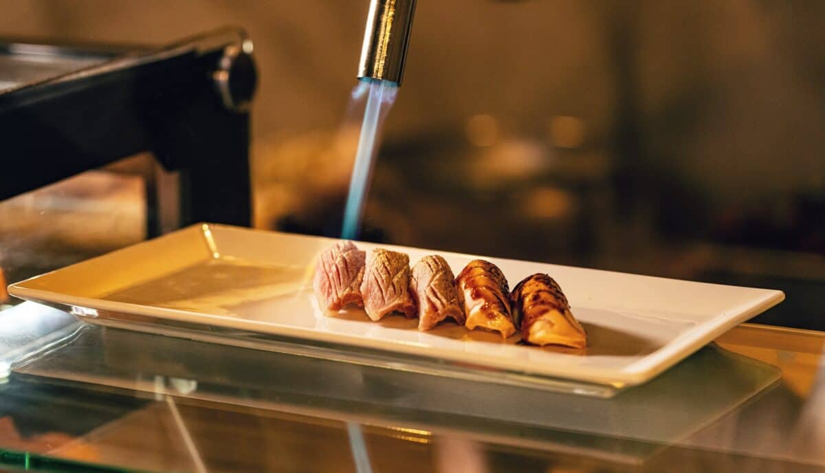 Chef cuisinant des sushis au saumon