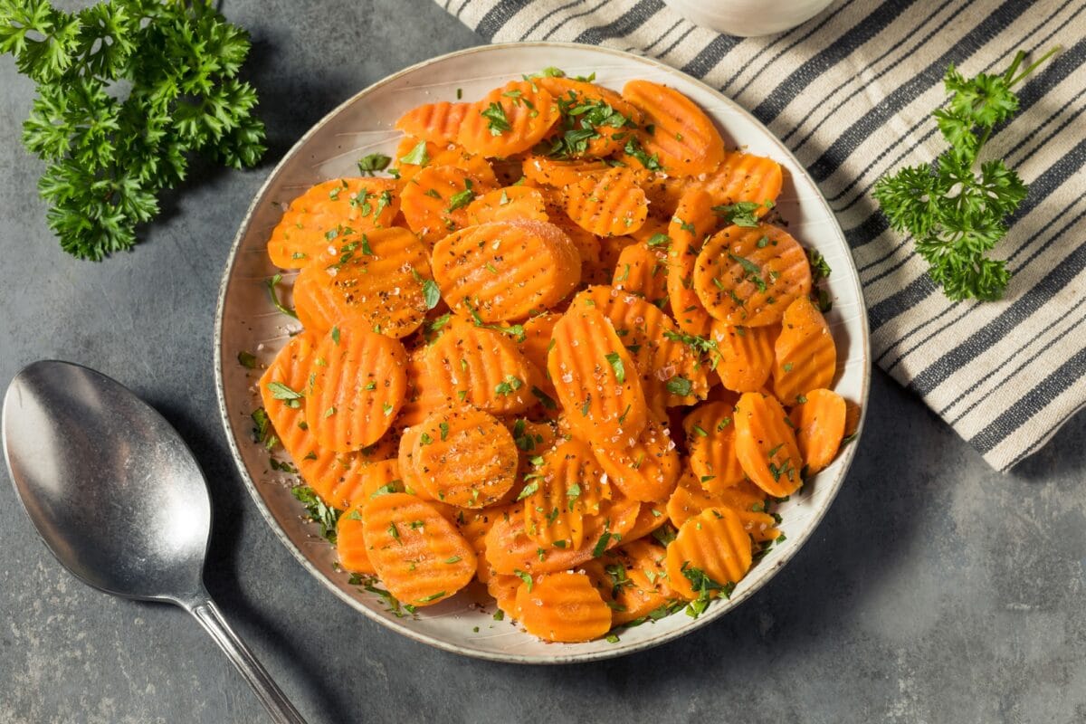 Chips de carottes à la vapeur faits maison et sains