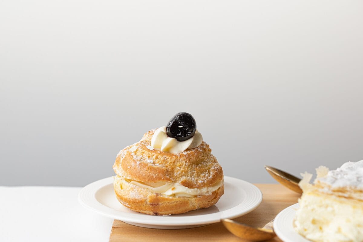 Choux pastry. Eclair. Italian pastry.