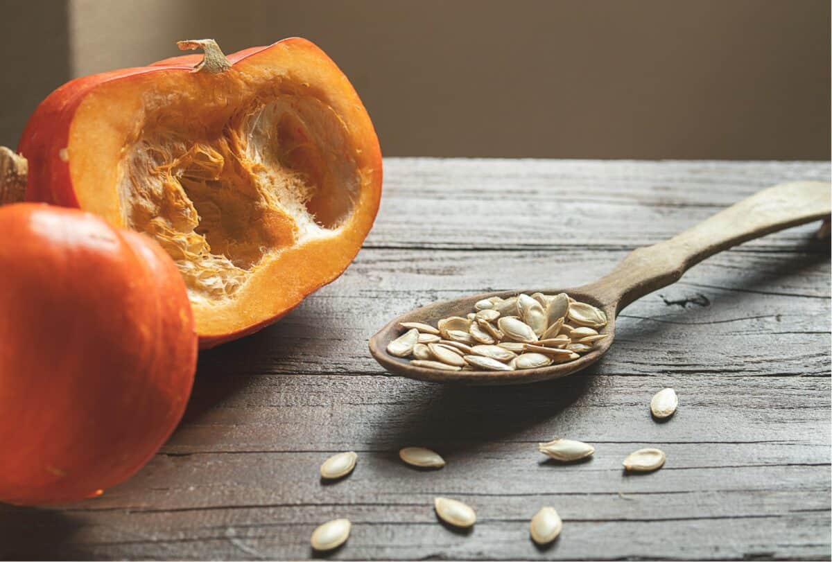 Citrouilles et graines de citrouille fraîches