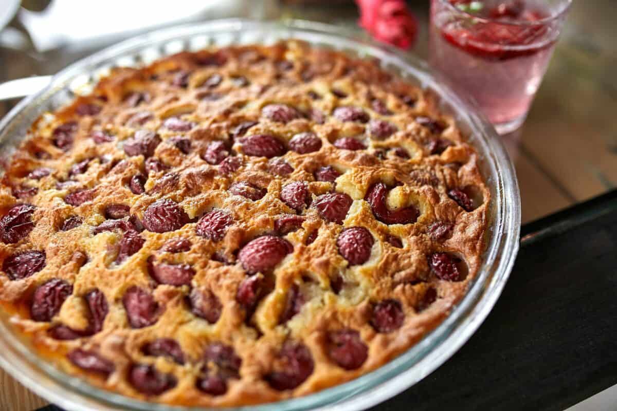 Clafoutis avec cerise sur fond de bois