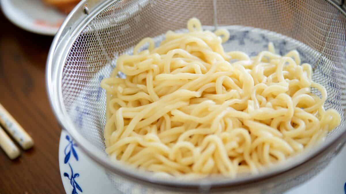 Closeup shot of cooked noodles in a colander