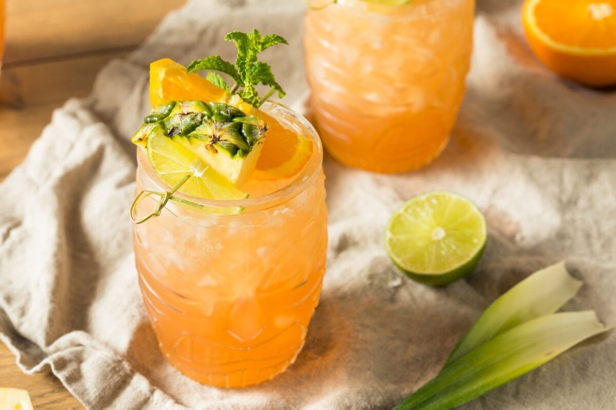 Cocktail d'été Tiki rafraîchissant