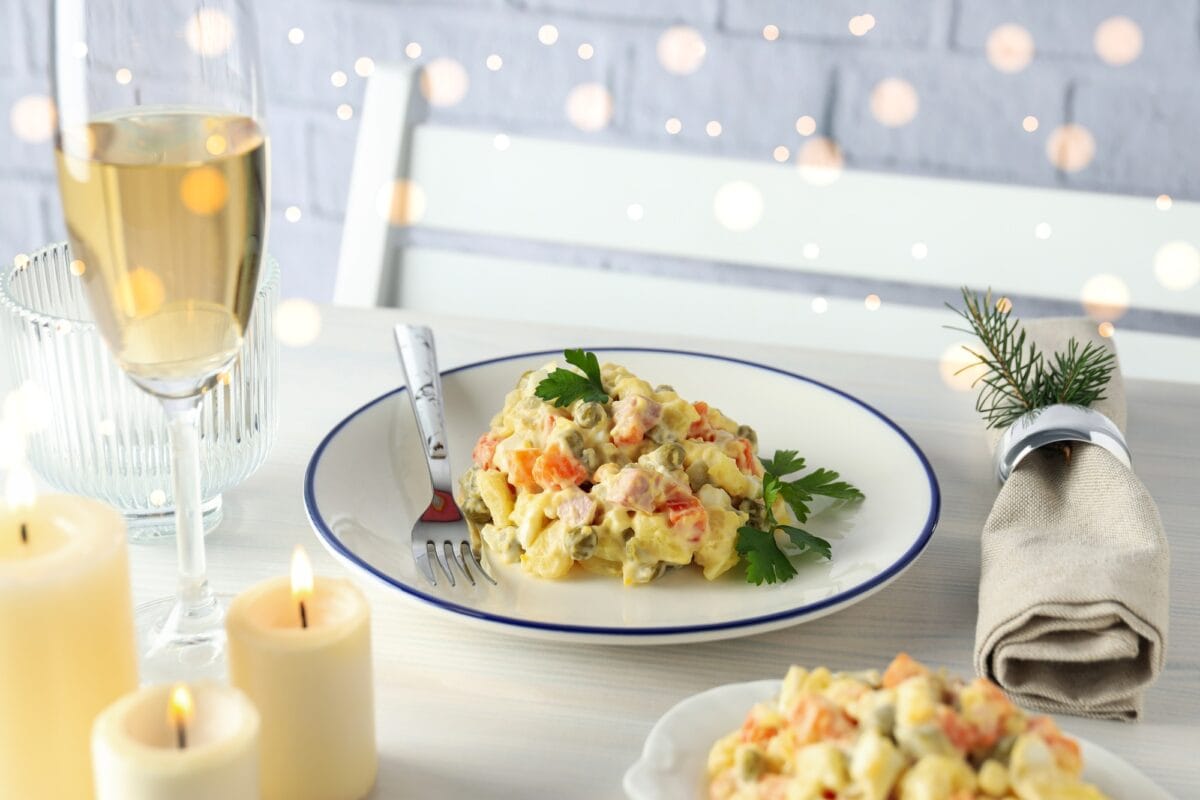 Concept de repas du Nouvel An, savoureuse salade Olivier