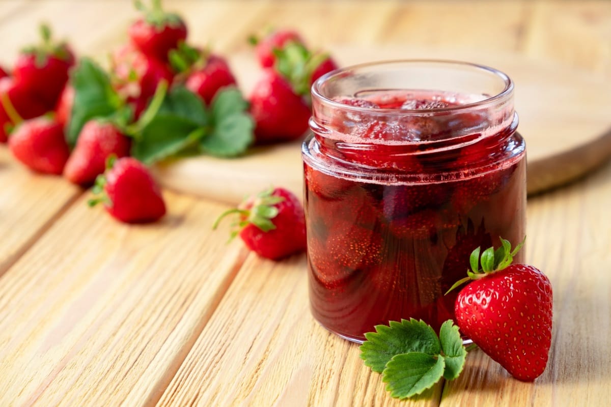 Confiture de fraises dans bocal de verre