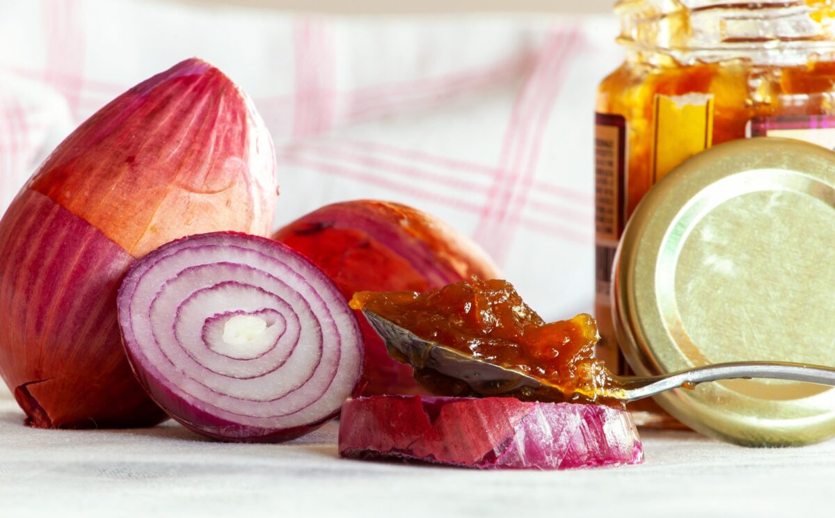 Confiture de marmelade d'oignons rouges.