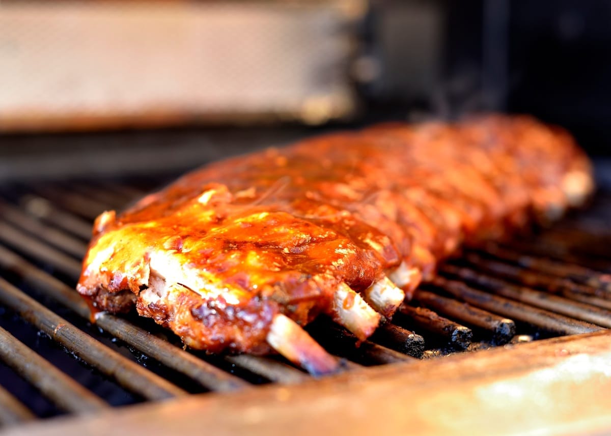 Côtes levées sur le grill