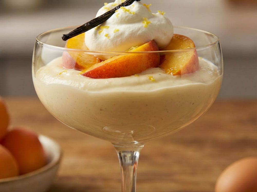 Coupes de mousse aux pêches à la vanille