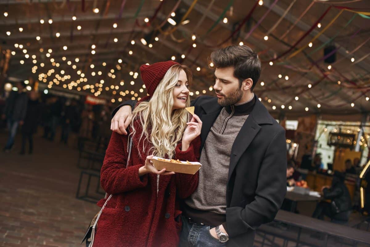 Couple mangeant de la nourriture mexicaine. Le concept de la cuisine mexicaine