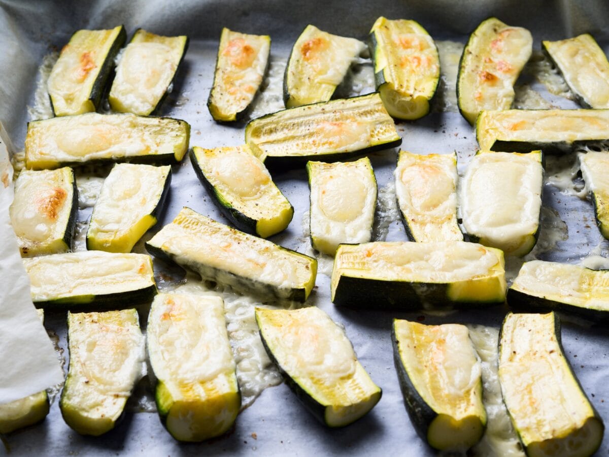 Courgettes au four avec herbes et fromage