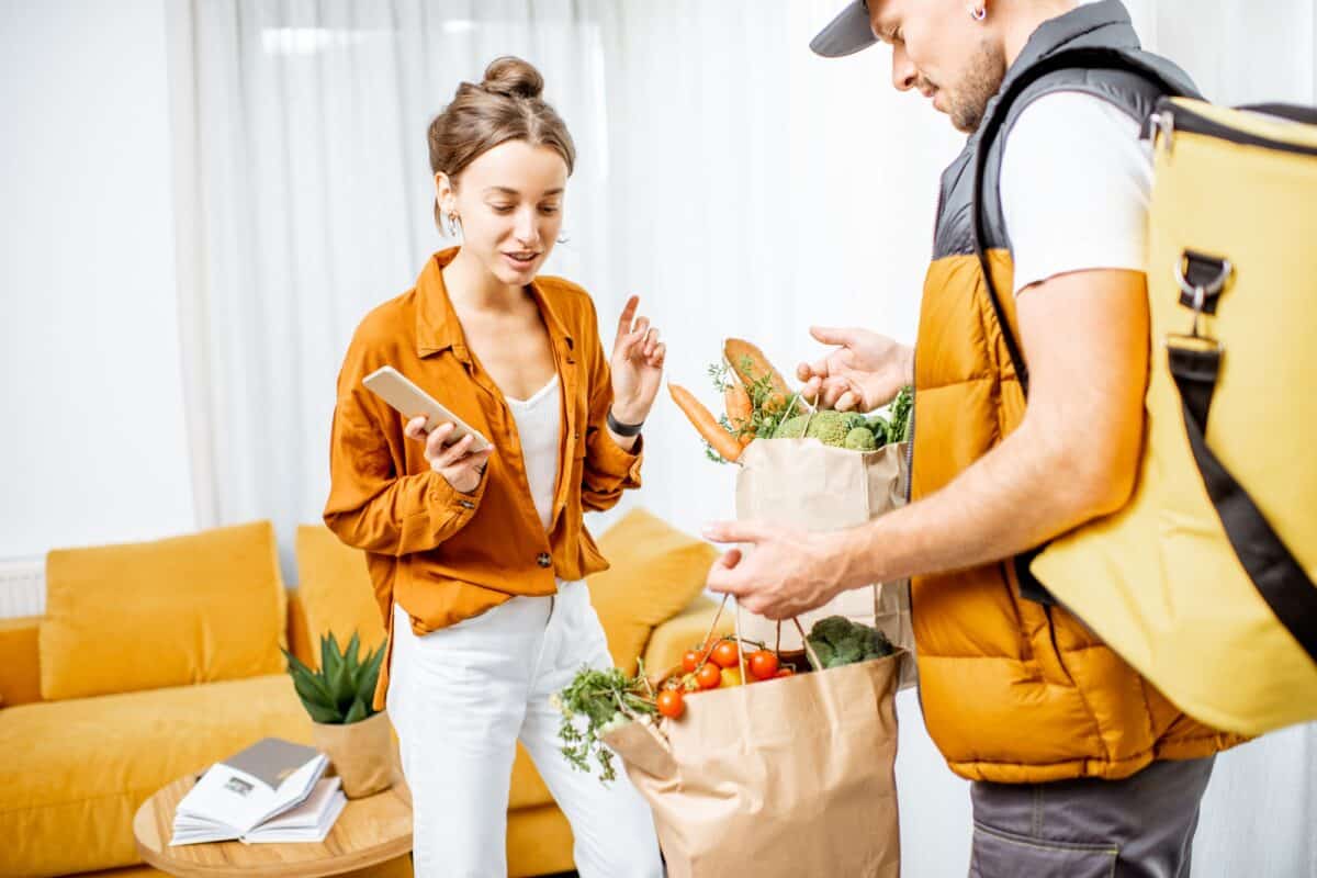 Coursier livrant des courses à domicile