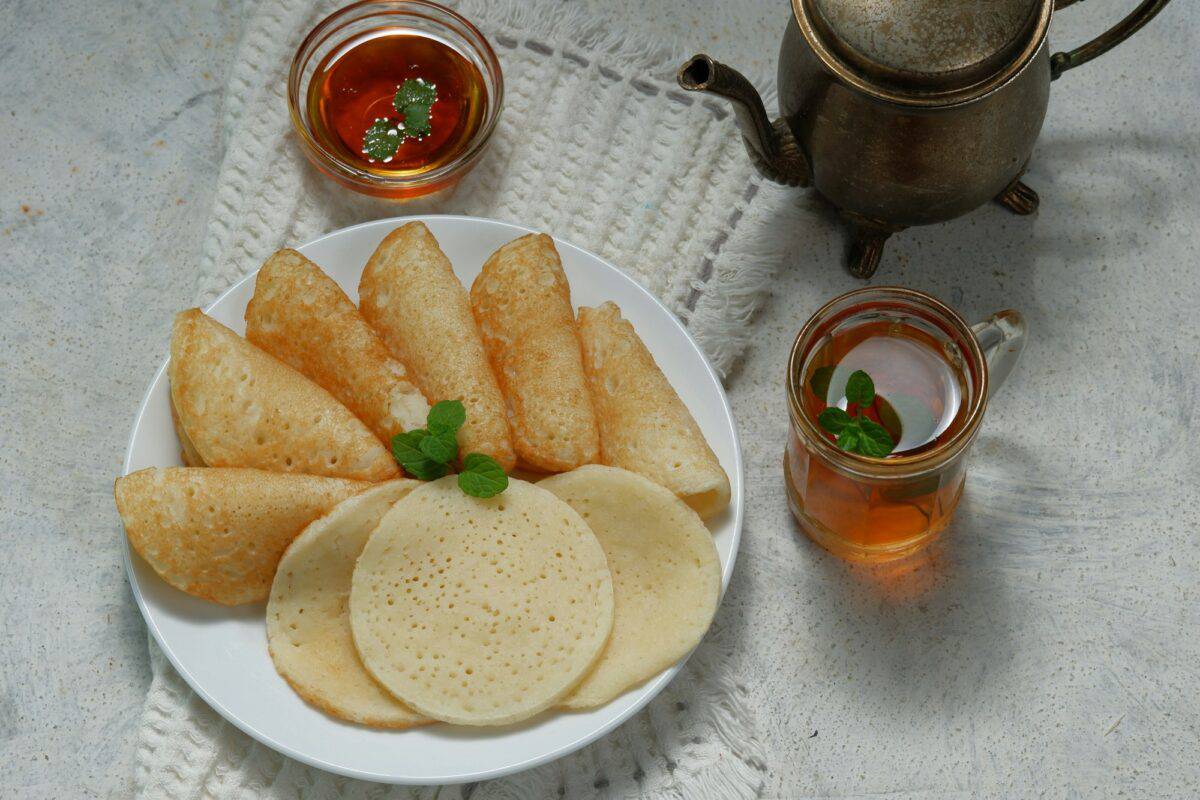 Crêpes marocaines, crêpes arabes - Baghrir servies avec du miel et du thé à la menthe