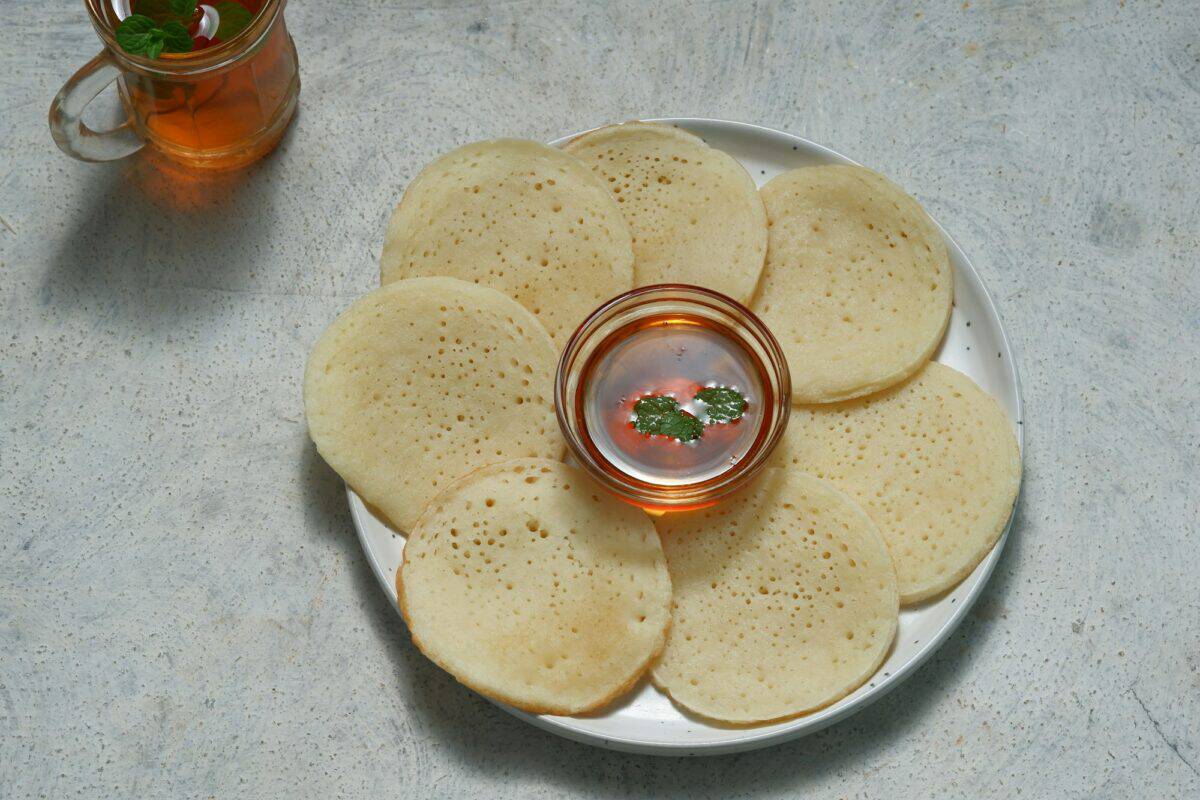 Crêpes marocaines, crêpes arabes - Baghrir servies avec du miel et du thé à la menthe