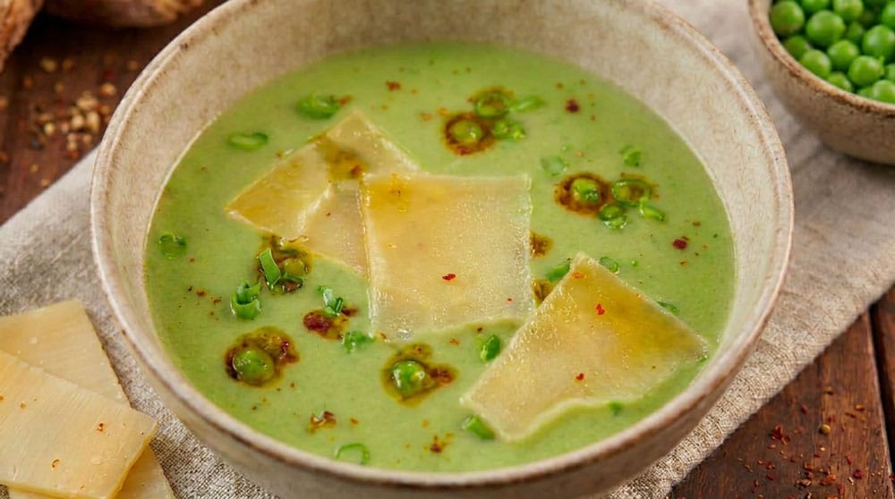 Crème de petit pois et pavé de brebis au piment d'Espelette