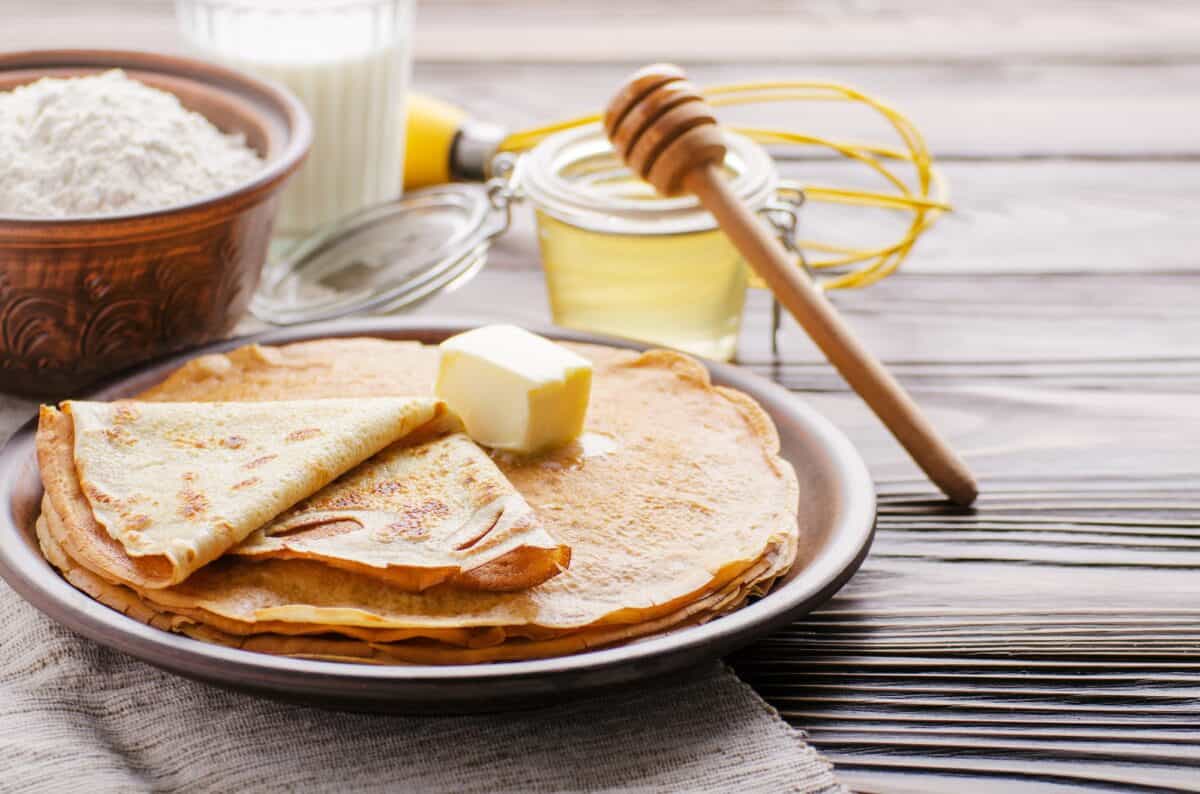 Crêpes françaises au beurre, à la farine, au lait et au miel dans un plat en céramique o